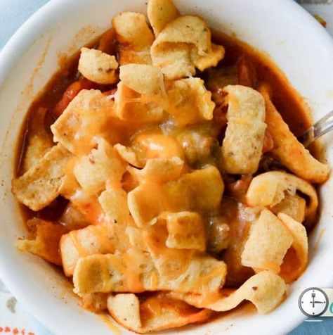 Crockpot Frito Pie - Moms with Crockpots Frito Pie Recipe Crockpot, Chicken Stew Crockpot, Stovetop Lasagna, Beef Hamburger Recipes, Crockpot Beans, Frito Pie Recipe, Pie Savory, Rv Recipes, Recipes With Beef