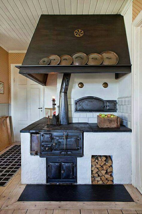 Koti Diy, Old Stove, Wood Stove Cooking, Wood Stove Fireplace, Vintage Stoves, Cob House, Tanah Liat, Kitchen Stove, Old Kitchen