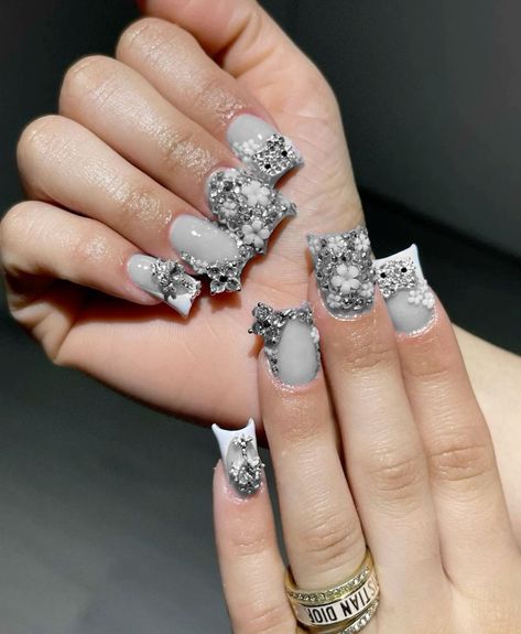 Grey Nail Designs Short, Silver Duck Nails, Birthday Nails Silver, Cute Silver Nails, Nail Inspo Square Medium, Silver Short Nails, Short Nails With Charms, Grey Nail Designs, Black Acrylic Nails