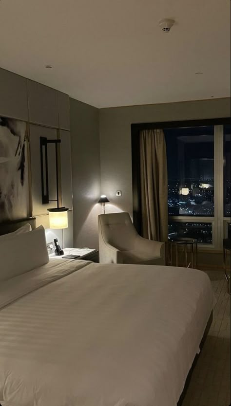 Luxury Hotel Room Aesthetic, Fancy Hotel Room, Aesthetic Decoration Ideas, Room Decorations Ideas, Aesthetic Living Room Decor, London Hotel Room, Modern Hotel Room, Vibe Bedroom, Perjalanan Kota