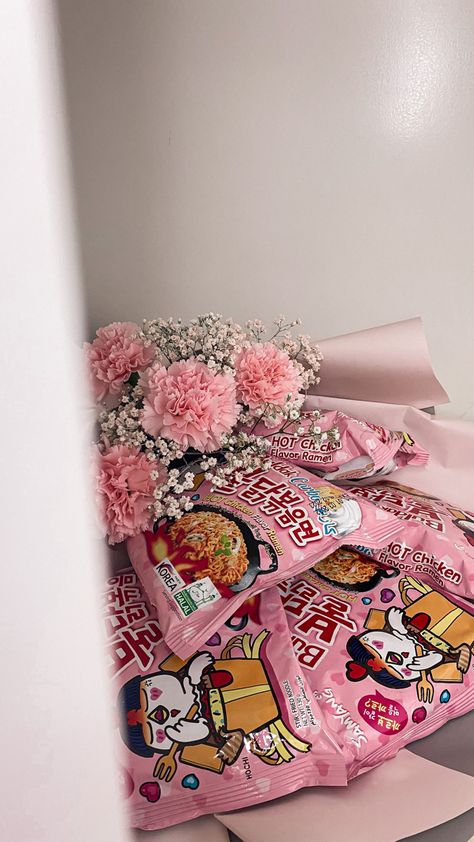 Buldak Ramen Bouquet, Buldak Bouquet, Ramen Bouquet, Birthday Balloon Surprise, Buldak Ramen, Balloon Surprise, 17th Birthday Ideas, Korean Snacks, Gifts For Hubby