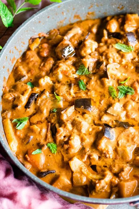 Cauliflower And Aubergine Recipes, Eggplant Cauliflower Recipes, Aubergine Curry Recipes, Vegan Aubergine Recipe, Aubergine Dinner, Cauliflower Curry Recipes, Fat Free Vegan Recipes, Aubergine Recipes, Easy Vegetarian Curry