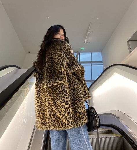 Animal Print Fur Coat, Cheetah Coat Outfit, Animal Print Coat Outfit, Leopard Print Outfits Aesthetic, Cheetah Jacket Outfit, Leopard Jacket Outfit, Leopard Print Coat Outfit, New York Fashion Aesthetic, Leopard Print Fur Coat