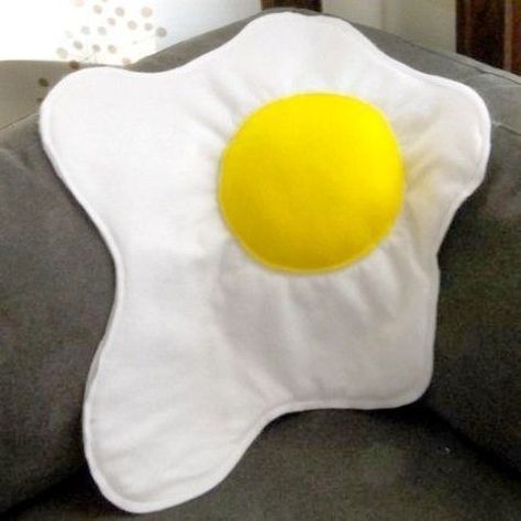 Unique Pillows That Will Make You Swoon Egg Pillow, Food Pillows, Funny Pillows, Creation Couture, Unique Pillows, Diy Pillows, Cute Pillows, Pillow Design, Soft Toy