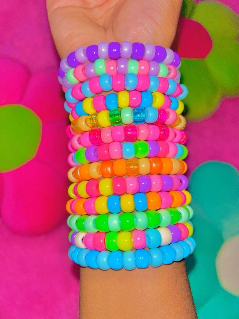 Kandi Cuff Ideas, Kidcore Accessories, Soda Tab Bracelet, Scene Kandi, World Of Wearable Art, Pulseras Kandi, Kandi Cuff Patterns, Kandi Cuffs, Diy Kandi Bracelets