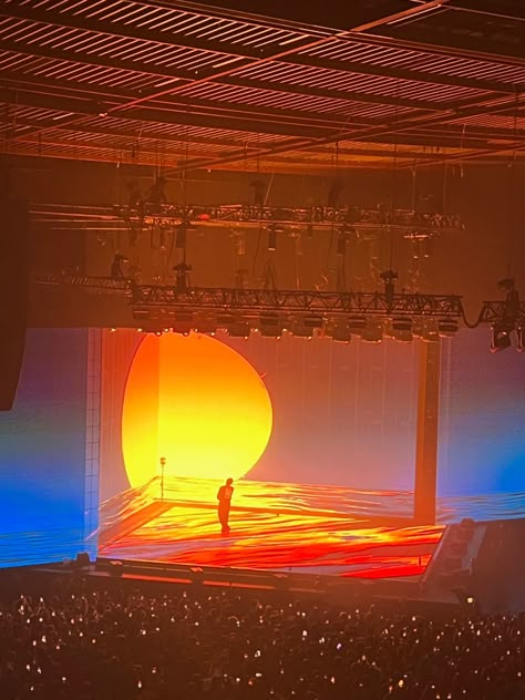 Damso’s concert #aesthetic #concert #sunset #damso Stage Aesthetic Concert, Concert Stage Set Design, Stage Ideas Concert, Stage Design Concert, Vision Board Music, Concert Visuals, Stage Layout, Scenography Theatre, Concert Design