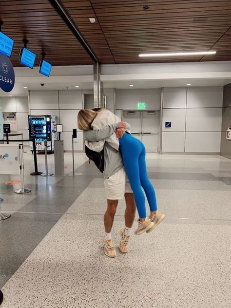 Well that is one way to find out about a new relationship for Mr. Bjorn Ironside-Lothbrok, airport photos of Bjorn has been shared everywhere, making headlines across the world though it's not that he is at the airport but the fact that his with someone, a woman. And they are showing some #PDA. 🩷❤️🧡 Country Couples, New Relationship, Teenage Love, Airport Photos, Shotting Photo, Couple Goals Teenagers, Couples Vibe, Cute Relationship Photos, The Love Club