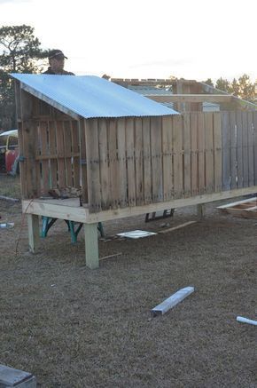 Pallet Chicken Coop, Chicken Coop On Wheels, Chicken Coop Pallets, Mobile Chicken Coop, Walk In Chicken Coop, Easy Chicken Coop, Portable Chicken Coop, Coop Ideas, Coop Design