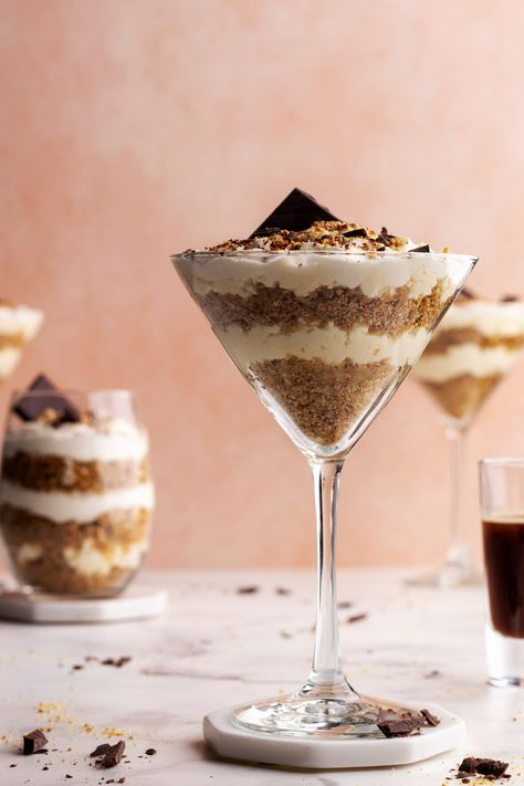 This delicious dessert in glass has layered plazma biscuits and vanilla whipped cream. It's a perfect no-bake biscuits parfait with a beautiful coffee aroma. Bakery Business Plan, Chocolate Cube, Desserts In A Glass, Making Whipped Cream, Parfait Recipes, Coffee Aroma, Dessert Glasses, Lindt Chocolate, Layered Desserts