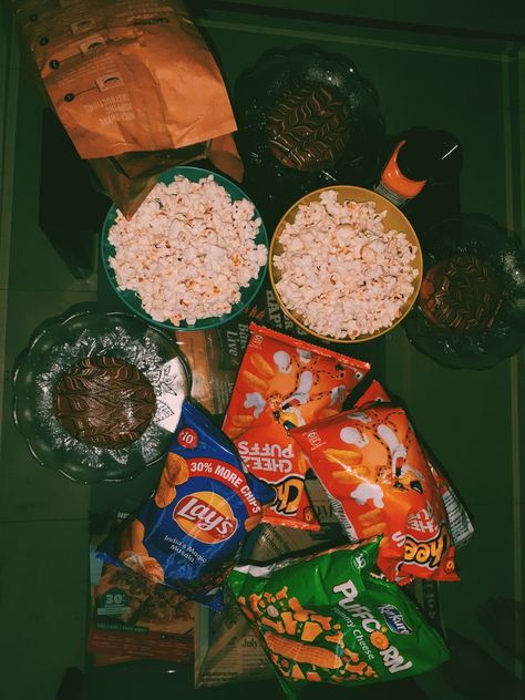 Movie night Movie Night Fake Story, Family Movie Night Aesthetic, Movie Snacks Aesthetic, Movie Night Snacks Aesthetic, Cozy Movie Night Aesthetic, Movie Night Pictures, Snack Pictures, Horror Movie Night, Food With Friends