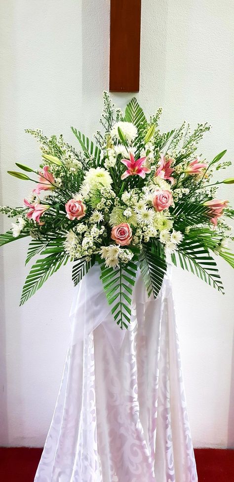 Altar Flowers Church, Altar Flower Arrangements, Floral Cake Design, Church Altar Decorations, Church Wedding Flowers, Easter Flower Arrangements, Altar Arrangement, Altar Flowers, Large Flower Arrangements