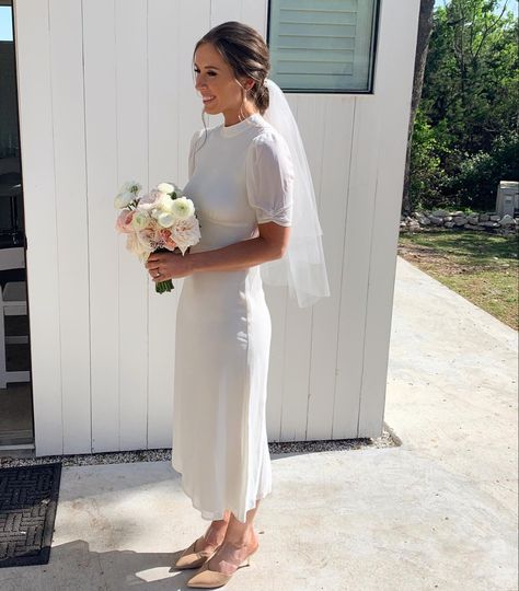 Casual Wedding Dress With Veil, Veil With Midi Dress, Midi Wedding Dress Veil, Veil For Short Wedding Dress, Wedding Dress Alternative Casual, Casual Wedding Veil, Midi Wedding Dress With Veil, Alternative Wedding Dress Casual, Simple Wedding Dress With Veil