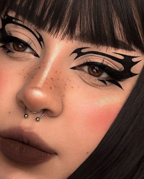 Black Graphic Liner, Creative Eyeliner, Goth Eye Makeup, Egirl Makeup, Super Shock, Graphic Makeup, Rave Makeup, Swag Makeup, Eye Makeup Pictures