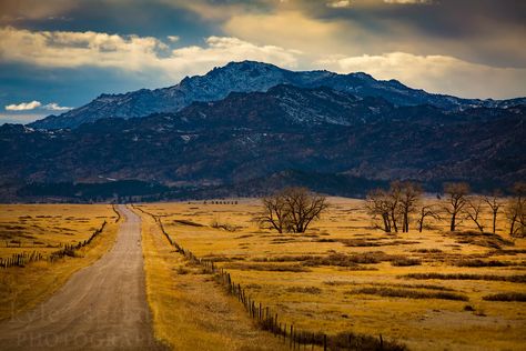 A dirt road to Laramie Peak, outside of Wheatland, Wyoming. Wyoming Nature, Laramie Wyoming, Wyoming Vacation, Wyoming Travel, Rock River, Alaska Travel, Dirt Road, Autumn Scenery, Road Trip Usa