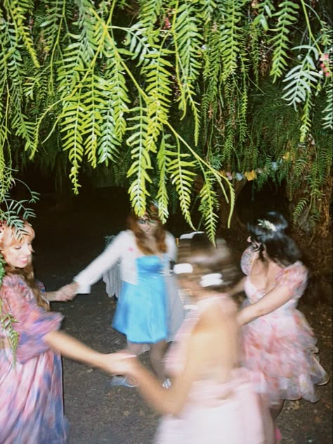 Fairy Friends Aesthetic, Fairy Theme Birthday Party Aesthetic, Fairy Party Aesthetic Night, Fae Birthday Party, Forest Party Aesthetic, Fairy Party Adult, Fae Picnic, Fairy Garden Ideas Party, Fairy Aesthetic Party