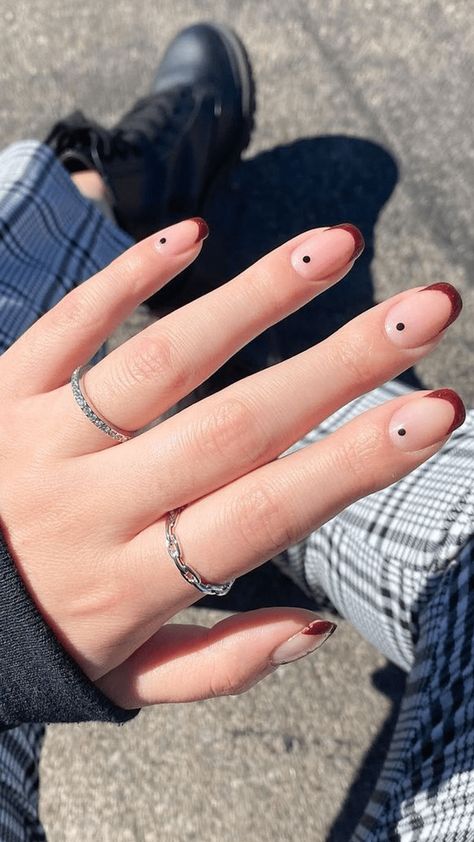 Minimalistic Nail Art, Minimal Manicure, Swirl Nail Art, Bright Nail Designs, Nail Tip Designs, White Manicure, Gold Nail Polish, Nude Nail Designs, London Nails