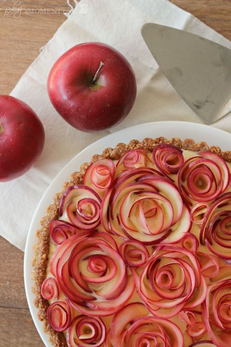 Apple Rose Pie - beautiful! This looks frustratingly difficult, but I want to try making it... Maple Custard, Apple Rose Pie, Rose Tart, Apple Rose Tart, Walnut Crust, Apple Rose, Apple Roses, Food Presentation, Apple Recipes