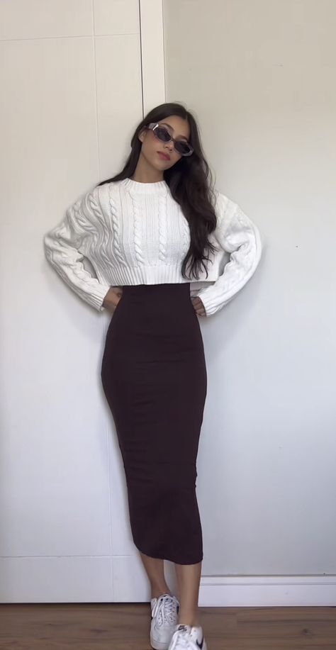 Long Pencil Skirt Outfits Winter, Long Black Pencil Skirt Outfit Casual, Work Pencil Skirt Outfit, Long Black Pencil Skirt Outfit, Fall Outfits For Work Offices, Long Pencil Skirt Outfits, Black Long Skirt Outfit, Pencil Skirt Outfits Winter, Midi Skirt Outfit Casual