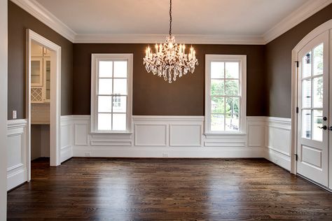 Dining room Wainscot Living Room, Farmhouse Chic Living Room, Colonial Home Interior, Wainscoting Living Room, Wainscoting Ideas, Dining Wall Decor, Interior Wall Colors, Dining Room Wainscoting, Wainscoting Styles