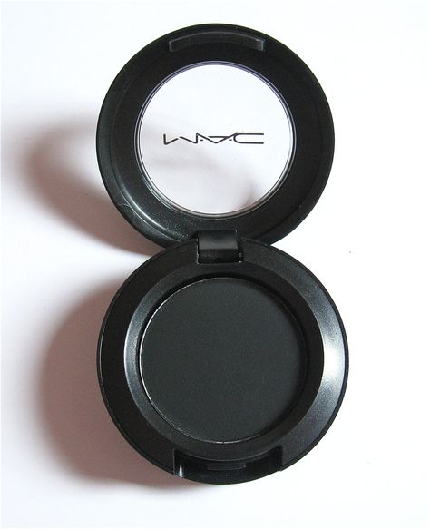 Best matte black eye shadow- MAC's Carbon. I go over my eye liner with this for an intense smoky look. Nails Black Matte, Eyeliner Smokey, Eyeshadow Basics, Black Eyeshadow, Image Swag, Makeup Guide, Mac Eyeshadow, Ideas Nails, Nails Black