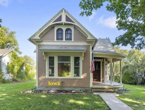 Thursday - Beyond Sweet is This c.1900 Victorian Home For Sale in Iowa - Old Houses Under $50K Victorian Style Tiny House, Mini Victorian House, Tiny Victorian House, Southern Victorian Homes, Small Victorian Homes, Exterior Kitchen Doors, Folk Victorian House, Updated Victorian, Victorian Tiny House