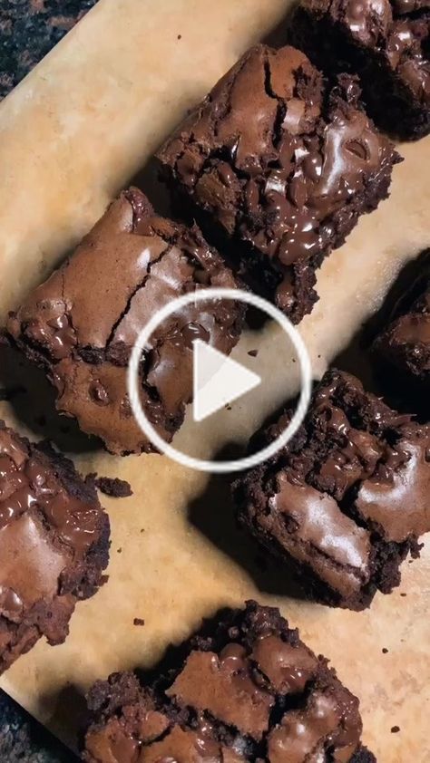 Lose Belly Weight, Baking Brownies, Brownies Recipes, Hacks For Kids, Baking Videos, Halloween Appetizers, Halloween Dinner, Halloween Drinks, Beach Hacks