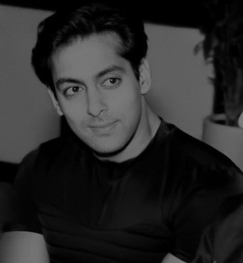 Salman Khan Young, Bollywood 90s, Salman Khan Wallpapers, Ab De Villiers Photo, 90s Bollywood Aesthetic, Salman Khan Photo, Profile Picture Images, Ab De Villiers, Boy Best Friend Pictures