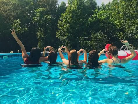 Pool Aesthetic With Friends, Swimming Pool With Friends, Waterpark Poses, Pool Party Photos, Waterpark Photoshoot Ideas, Pool With Friends Aesthetic, Pool Pics With Friends, Pool Pictures With Friends, Pool Party Pics