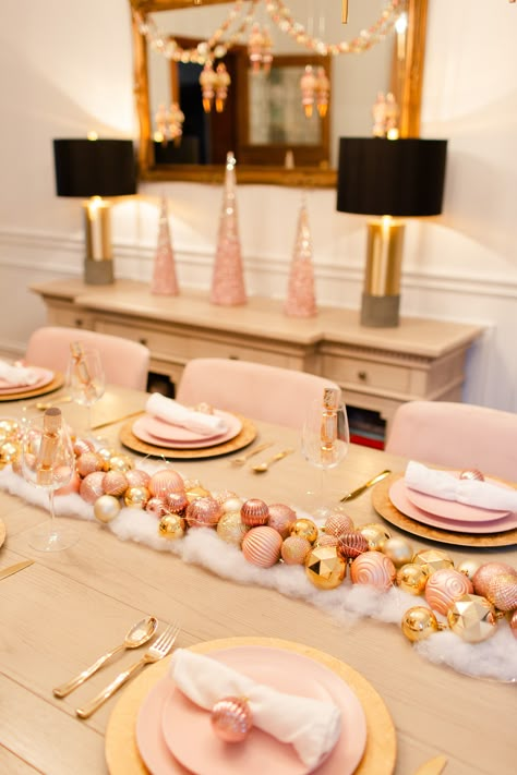 Christmas Pink Table Decor, Pink Christmas Decorations Table, Pink And Gold Dining Room, Pink White And Gold Christmas Decor, Christmas Table Pink, Pink And Gold Christmas Table Decor, Rose Gold Christmas Table Setting, Pink Christmas Table Decorations, Pink And Gold Tablescape