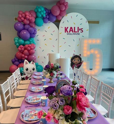 Atlanta Balloon Event Decor by Icet on Instagram: "Gabby’s Dollhouse for Kali’s 5th Birthday 💜 #happybirthday #birthdaydecor #5thbirthday #5thbirthdayparty #gabbysdollhouse #kidstable #balloondecor #birthdayballoons" Gabby Dollhouse Birthday Decorations, Gabbys Dollhouse Birthday Decor, Gabby House Party, Gabby Dollhouse Party Decorations, Gabby Gabby Birthday Party, Gabby Dollhouse Table Decorations, Gabby Dollhouse Party Decor, Gabbys Dollhouse Balloon Arch, Gabbys Dollhouse Centerpiece