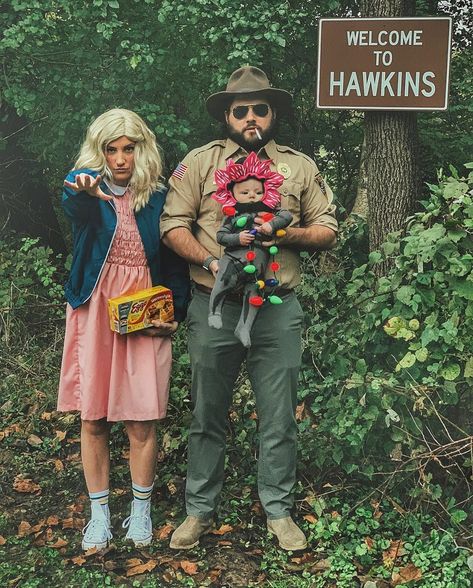 Costumes worthy of the Upside Down Customes Halloween, Disfraces Stranger Things, Movie Couples Costumes, Stranger Things Halloween Costume, Diy Fantasia, Family Themed Halloween Costumes, Stranger Things Costume, Themed Halloween Costumes, Stranger Things Halloween