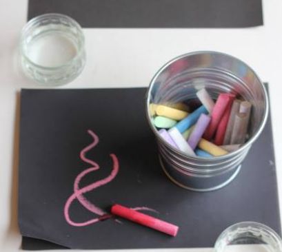 Chalk and water. What else could you dip chalk in? Milk? Liquid Starch? Chalk On Black Paper, Imagination Tree, Invitation To Play, Homeschool Art, Kindergarten Art, Crafty Kids, Reggio Emilia, Preschool Art, Black Paper