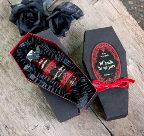 31 Awesome Halloween Wedding Favors | Weddingomania Bedroom Girly, Halloween Wedding Favors, Vampire Wedding, Wedding Favours Magnets, Halloween Themed Wedding, Budget Bride, Wedding Crashers, Goth Wedding, Dark Wedding