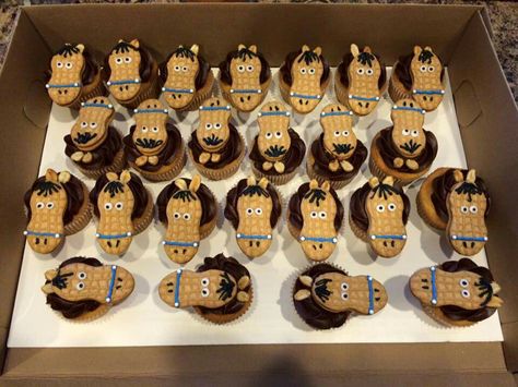 Horse or pony cupcakes made with Nutter Butters! Pony Cupcakes Ideas, Cowboy Treats, Spirit Horse Cupcakes, Nutter Butter Horse Cookies, Horse Head Cupcake Cake, Food For Horse Themed Party, Western Christmas Party, Pony Cupcakes, Horse Cupcakes