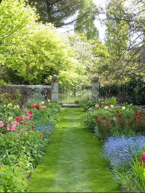 Walk Through Garden, Gate Design Ideas, Garden Gate Design, Garden Nails, Garden Tattoo, Wild Garden, English Gardens, Aesthetic Garden, Big Garden