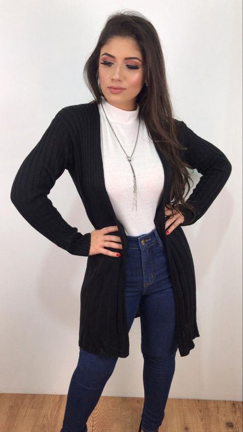 Cardigan alongado confeccionado em tricô com construção canelada. Em modelagem reta, o modelo possui mangas longas. Ideal para compor looks casuais com um toque de charme durante os dias mais frios. Long Black Cardigan Outfit, Black Cardigan Outfit, Workplace Fashion, Outfits Juvenil, Hijab Fashion Summer, Casual Work Outfits Women, Maxi Cardigan, Basic Wear, Cardigan Outfits