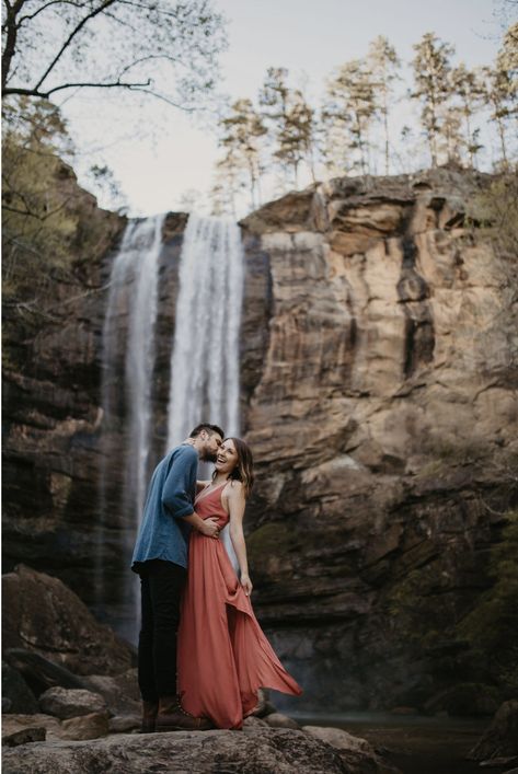 Waterfall Photography Couple, Waterfall Family Photoshoot, Prewedding Waterfall, Georgia Photoshoot, Waterfall Couple Photoshoot, Prewedding Photography Beach, Mountain Poses, Waterfall Pics, Waterfall Shoot