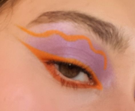 Graphic Eyeliner Almond Eyes, Graphic Eyeliner Orange, Orange And Purple Makeup Looks, Orange Purple Makeup, Orange And Purple Makeup, Hslot Makeup, Marta Core, Colorful Graphic Liner, Orange Eyeliner