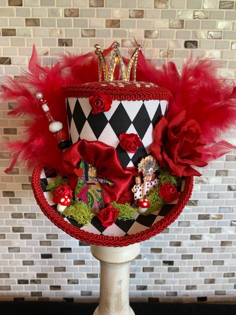 Alice In Wonderland Headpiece, Mad Hatter Hat Ideas, Mad Hatter Hat Diy, Alice In Wonderland Hats, Diy Mad Hatter Hat, Mad Hatters Hat, Creative Hats, Alice In Wonderland Hat, Alice In Wonderland Crafts