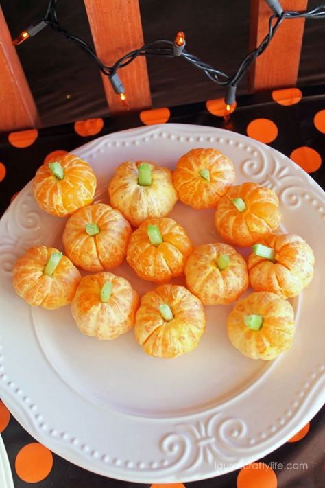 Clementine cuties pumpkins for Halloween party food. Easy Halloween Snacks For Kids, Harvest Party Food, Kids Halloween Ideas, Halloween Food For Adults, Clementine Pumpkins, 1st Birthday Foods, Pumpkin Snack, Easy Halloween Snacks, Halloween Snacks For Kids