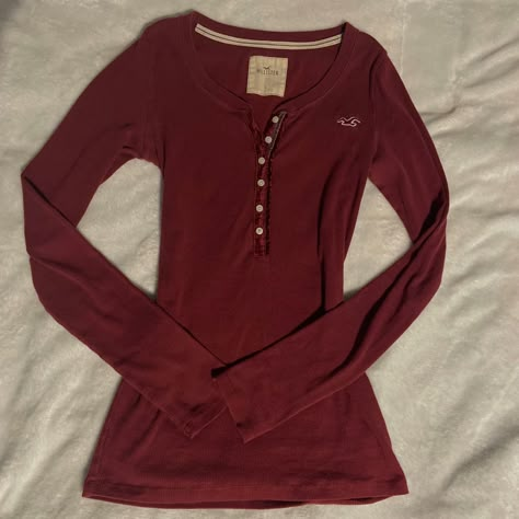 Aesthetic Hollister Clothes, Henley Shirt Aesthetic, Henley Top Outfit Y2k, Henley Top Outfit Aesthetic, 2000s Tops Aesthetic, Vintage Hollister Top, Henley Tops Aesthetic, Henley Aesthetic, Old Hollister