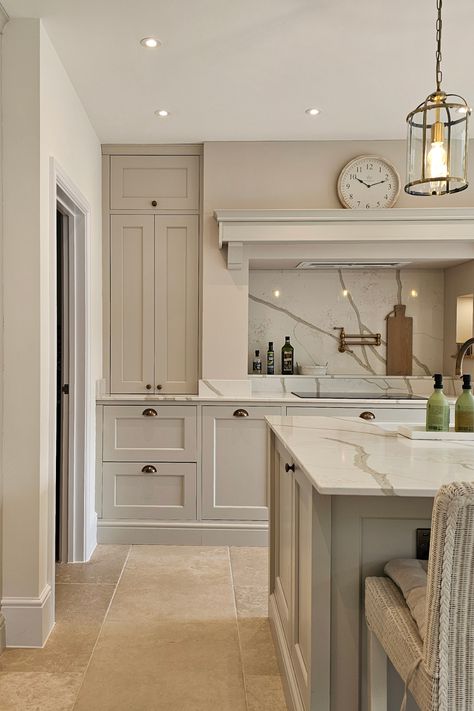 Kitchen With Limestone Floor, Cream Aesthetic Kitchen, Cashmere Kitchen Gold Handles, Kitchen Ideas Cashmere, Luxury Shaker Kitchen, Kitchen Cashmere Matt, Kitchen Upstand Ideas, Greige Shaker Kitchen, Cream Shaker Kitchen Colour Schemes