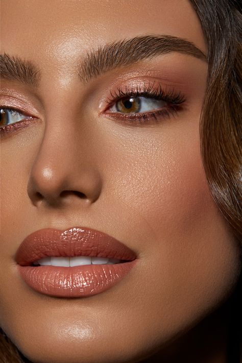 Close up, model with rose gold make up look. Follow Natascha Lindemann for more beauty photography inspiration! Natural Gold Makeup, Bronzy Eye Makeup, Aesthetic Eye Makeup, Gold Wedding Makeup, Rose Gold Makeup Looks, Warm Makeup, Aesthetic Eye, Rose Gold Eye Makeup, Maquillage On Fleek