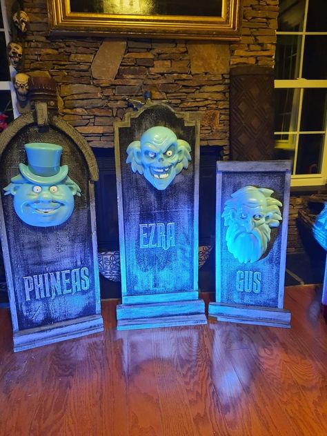 Haunted Mansion Cemetery, Haunted Mansion Front Yard, Disney Haunted Mansion Trunk Or Treat, Haunted Mansion Halloween Decor Diy, Diy Haunted Mansion Decor, Disney Airbnb, Gravestone Ideas, Disney Halloween Diy, Disney Ghost