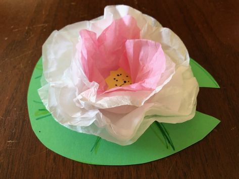 Lily Pad Craft, Waterlily Art, Giant Water Lily, Fair Crafts, Water Lilies Art, Pond Animals, Claude Monet Water Lilies, Tissue Flowers, K Crafts