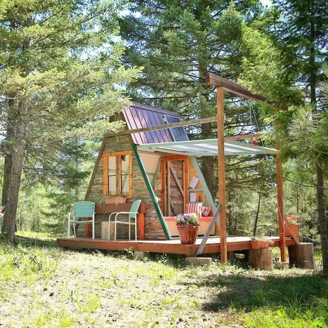 Cheap Tiny House: This Tiny A-Frame Cabin Cost Just $700 Playroom Apartment, Tiny A Frame Cabin, Cheap Tiny House, Frame Cabins, A Frame Cabins, Build A Frame, Frame Cabin, Tiny Cabins, A Frame Cabin