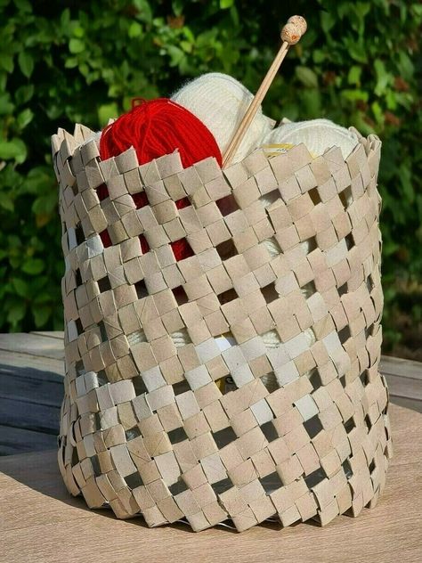 A Basket Made By Recycling Paper Rolls • Free tutorial with pictures on how to make a papercraft in 7 steps Paper Flower Basket, Boho Basket Decor, Decoration With Paper, Upcycle Paper, Toilet Paper Roll Diy, Recycling Paper, Toilet Paper Roll Art, Recycled Paper Crafts, Recycle Crafts Diy