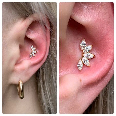 🌿🌿 Conch piercing, lavet i frihånd med det fineste guldsmykke, fyldt med marquise-slebne zirconia-blade, prong-sat og med indvendig gevind 🌿🌿 🌿🌿 I dag skal vi lege 10-18, i morgen Fredag 10-15 og så holder vi lukket Lørdag for at fejre Nytår 🌿🌿 Derefter ses vi igen til sædvanlig tid Mandag den 2. Januar 2023 🌿🌿 Conch Piercing Chain, Conch Piercing Ideas, Outer Conch Piercing, Snug Piercing, Conch Piercing Jewelry, Midlife Crisis, Labret Piercing, Conch Piercing, Ear Piercing