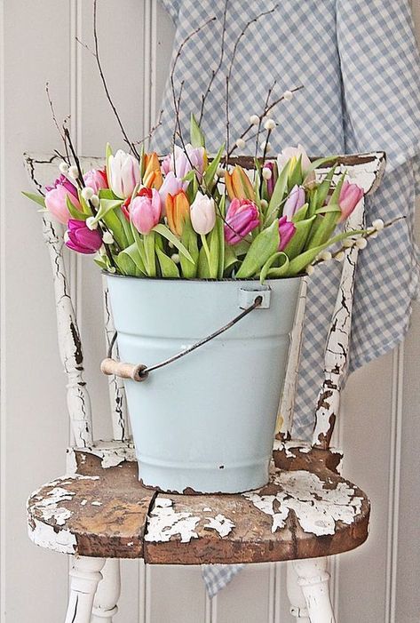 Spring is in the Air Front Porch Makeover, Spring Porch Decor, Easter Flower Arrangements, Porch Makeover, Easter Flowers, Easter Decorations Vintage, Front Porch Decorating, Vintage Spring, Spring Home Decor