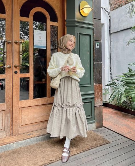 Ootd Vintage Hijab Rok, Yb Outfits, Pastel Hijab Outfit, Cream Outfit Hijab, Ootd Vintage Hijab, Cream Skirt Outfit, Sweater With Skirt, Pastel Aesthetic Outfit, Vintage Hijab